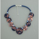Collier perles plates Coraline fond bleu fleur corail  & bleu