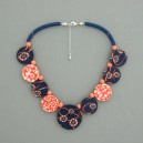 Collier perles plates Coraline fond bleu fleur corail  & bleu