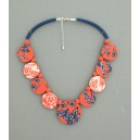 Collier perles plates Coraline fond corail moyen fleur bleu & corail 