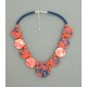 Collier perles plates Coraline fond corail moyen fleur bleu & corail 