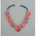 Collier perles plates Coraline fond corail moyen fleur bleu & corail 