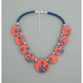 Collier perles plates Coraline fond corail moyen fleur bleu & corail 