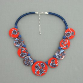 Collier perles plates Coraline fond corail foncé fleur bleu & corail 