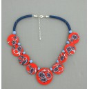 Collier perles plates Coraline fond corail foncé fleur bleu & corail 