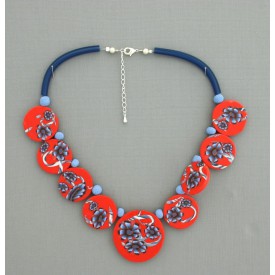 Collier perles plates Coraline fond corail foncé fleur bleu & corail Collier perles plates Coraline fond corail foncé fleur bleu & corail