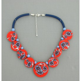 Collier perles plates Coraline fond corail foncé fleur bleu & corail 