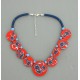 Collier perles plates Coraline fond corail foncé fleur bleu & corail 