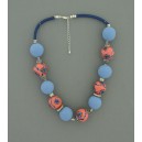 Collier perles boules Coraline fond corail clair fleur bleu & corail 