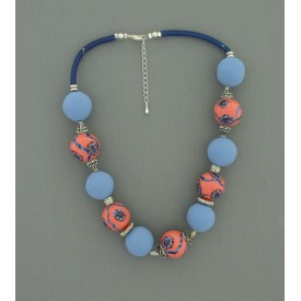 Collier perles boules Coraline fond corail clair fleur bleu & corail 