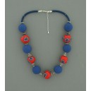 Collier perles boules Coraline fond corail foncé fleur bleu & corail 